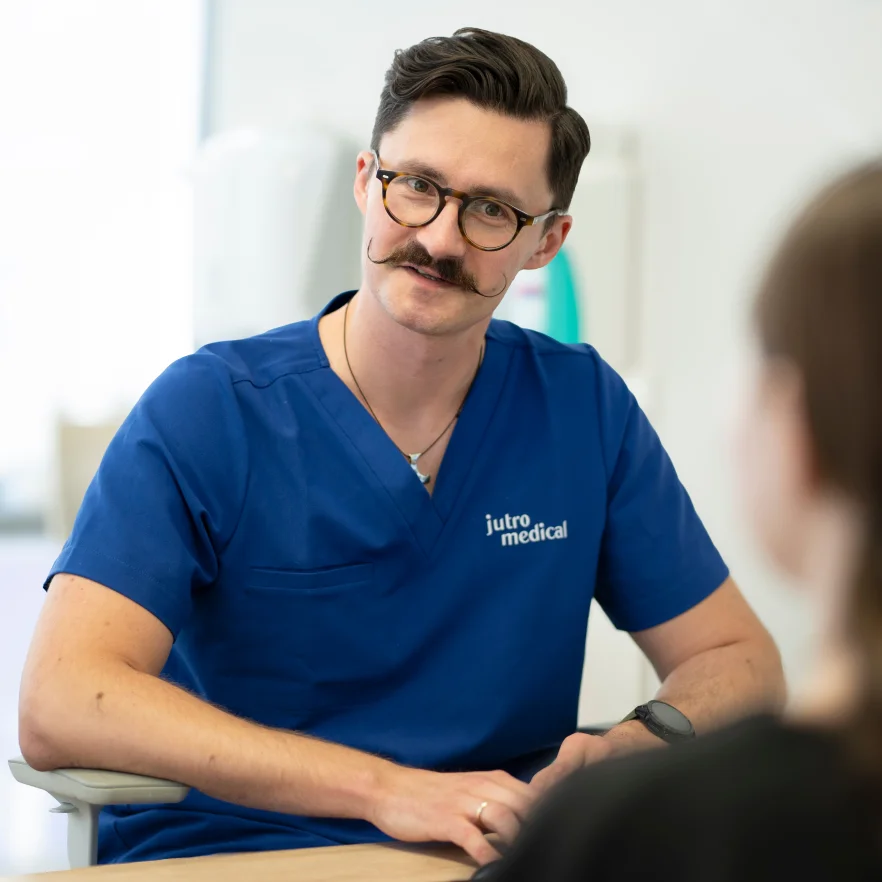 Lekarz w ubraniu jutro medical rozmawia z pacjentem